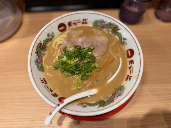 「らーめん(こってり) 麺固め940円」@天下一品 新宿西口店の写真