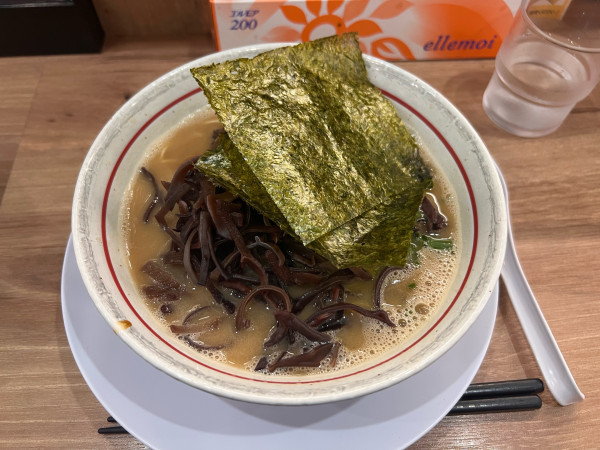 「ラーメン890円＋きくらげトッピング・バリカタ」@麺場 絆1048の写真
