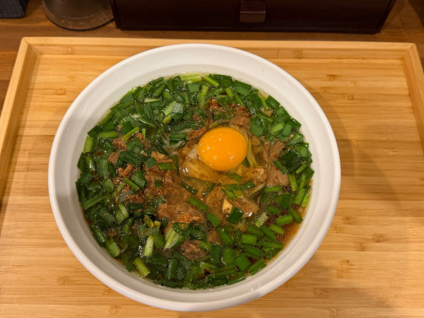 「金土日限定・牛すじスタミナニラ玉そば1300円」@らぁめん 麺彩家の写真