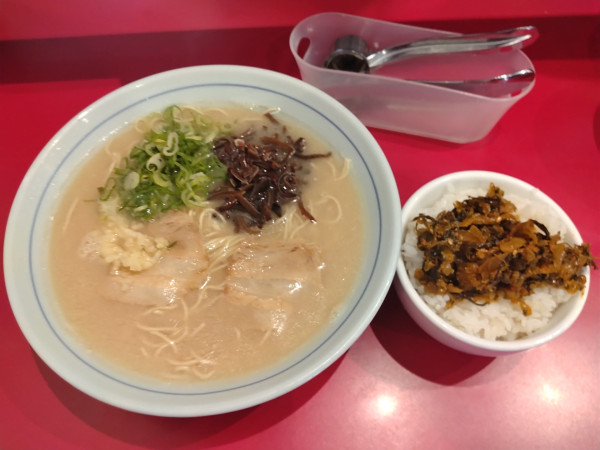 「本場博多ラーメン+ライス無料¥700-」@本場博多ラーメン せまかっちゃん 神田店の写真
