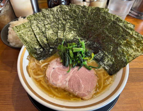 「醤油豚骨＋海苔　ライス中」@らーめん三郷家の写真