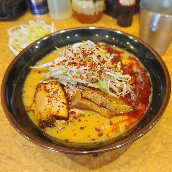 「辛味噌らーめん＋ねぎ（別皿）」@味噌らーめん屋 ちょりんの写真
