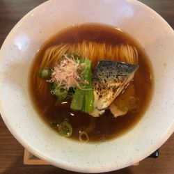 秋サバをのせた鮮魚のスープで中華そば