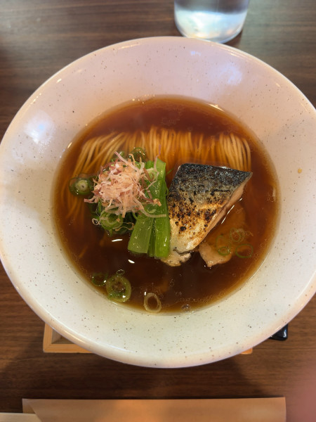 「秋サバをのせた鮮魚のスープで中華そば」@無添加らーめん ドラサンの写真