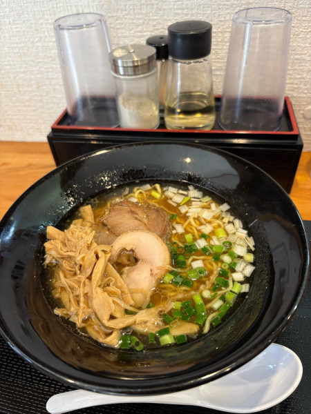 「牛骨だしの中華そば(白醤油)850円　替玉150円」@麺屋あきづの写真