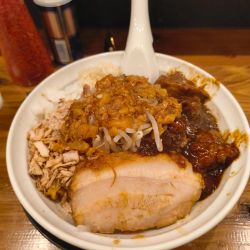 ビーフカレー風豚カレーまぜそば+豚マシ 1450円