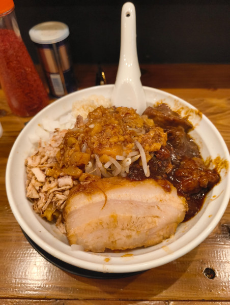 「ビーフカレー風豚カレーまぜそば+豚マシ　1450円」@自家製麺88 川崎店の写真