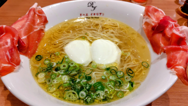 「らぁ麺生ハムフロマージュ(1380円)」@ドゥエ イタリアン 市ヶ谷本店の写真