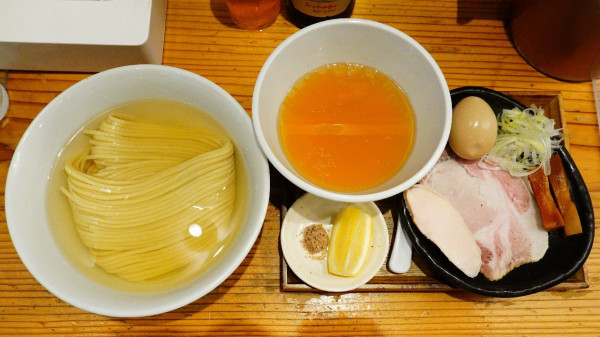 「つけ麺 200g 塩(あさり油)+味玉+藻塩&レモン+ビール(中」@麺屋鈴春の写真