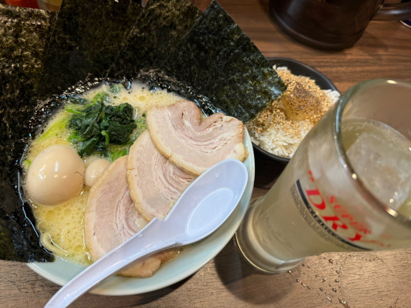 「631ラーメン塩＋無料ライス&ハイボール」@横浜家系ラーメン 飯田橋 魂心家の写真