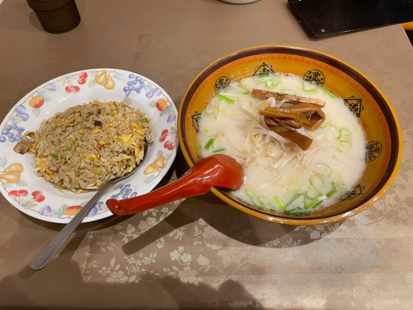 「豚骨ラーメン480円+炒飯380円」@中華料理 千秋の写真