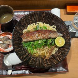 秋刀魚コンフィと根三つ葉の和えそば+秋刀魚の頭コンフィ