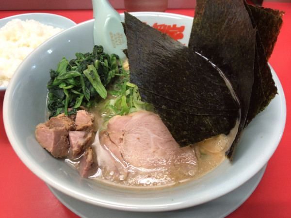 「醤油+ライス+クーポンネギ、コロチャ+ポイントほうれん草910円」@山岡家 越谷レイクタウン店の写真