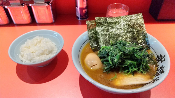 「半熟玉子ラーメン+ほうれん草」@家系らーめん 武将家 浅草店の写真