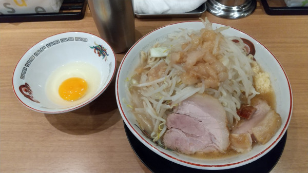 「小ラーメン+生卵」@豚山 上野店の写真