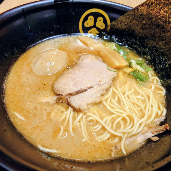 「豚骨醤油 煮玉子」@TOKYO 豚骨 BASE MADE by 一風堂 エキュート上野店の写真