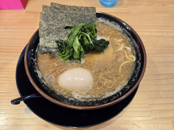 「本気ラーメン（家系醤油）＋味玉」@麺匠・本気家の写真