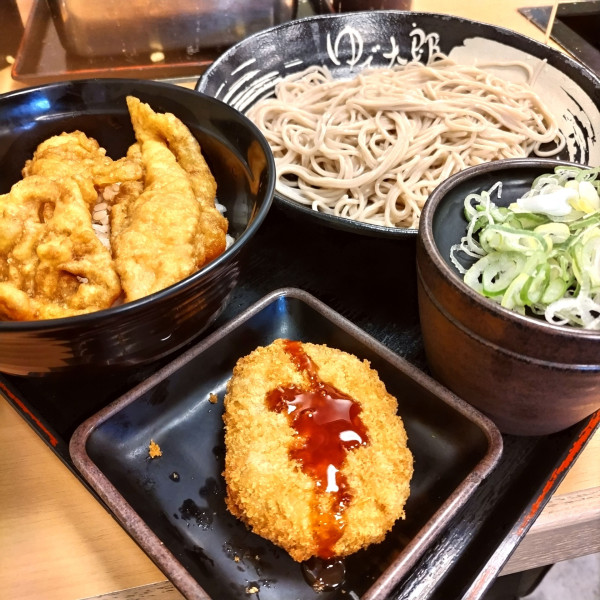「【季節限定】とりちくわ天丼セット（￥880）＋コロッケ（クー」@ゆで太郎 蒲田中央通り店の写真