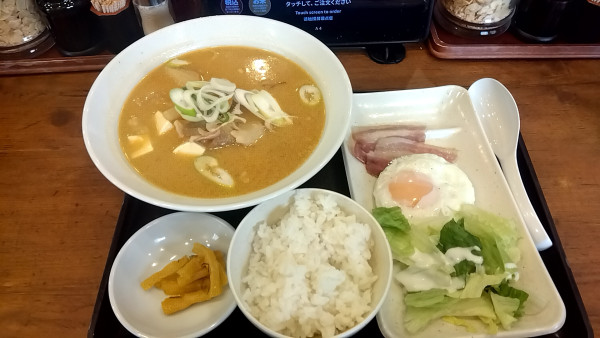 「ベーコンエッグ豚汁らーめん定食（６５０円）」@壱鵠堂 佐江戸店の写真