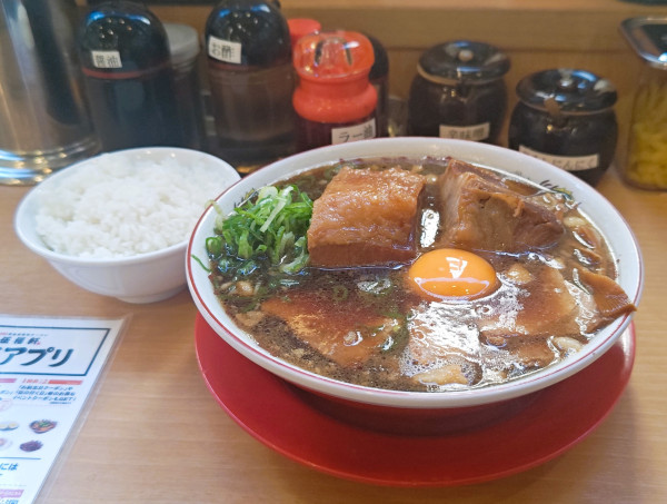 「【期間限定】角煮黒醤油ラーメン（2個）+半ライス」@伍福軒 池袋西口店の写真