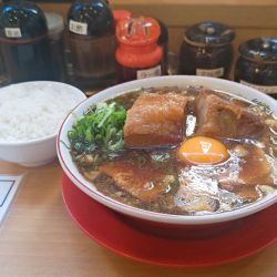 【期間限定】角煮黒醤油ラーメン（2個）+半ライス