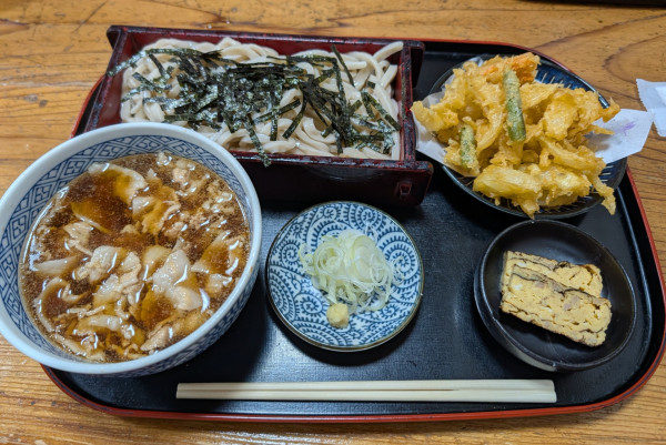 「もりうどん（750円）、肉汁（50円）、かきあげ（100円）」@牧の家の写真