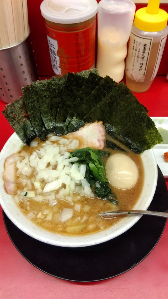 「のりたまラーメン+玉ねぎ」@家系ラーメン王道家直伝 との丸家 松飛台店の写真