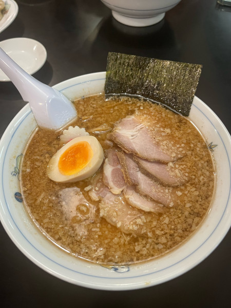 「背脂煮干しチャーシュー麺」@越ラーメン アコーレ店の写真