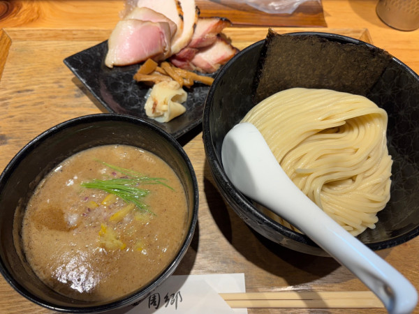 「チャーシューつけ麺　大盛」@麺屋 周郷 新橋店の写真