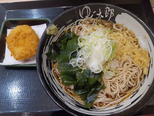 「朝そば鬼おろし・わかめ変更+コロッケ（￥450+クーポン）」@ゆで太郎 竹橋店の写真