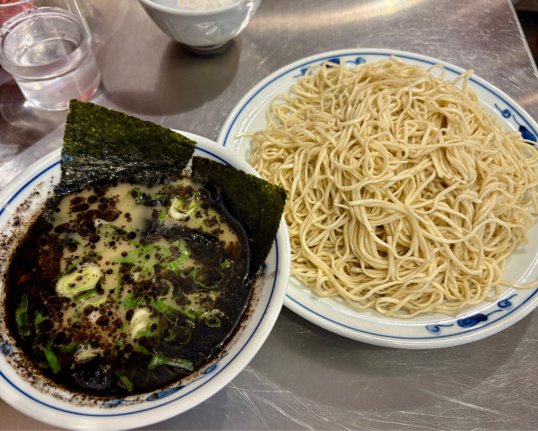 「つけ麺ブラック（酢抜き、大盛）＋サービスライス」@らーめん英 下高井戸店の写真