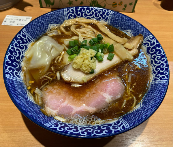 「ワンタン中華そば 黒」@中華そば 虎桜の写真