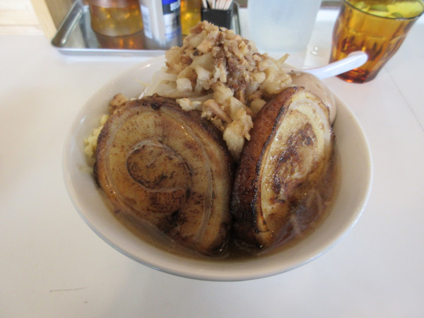 「特製豚ラーメン（１５００円⇒モーニングセール８００円）」@中華そば イチラクの写真