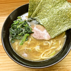 ラーメン並（900円）