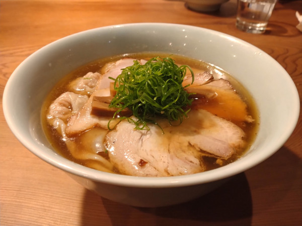 「わんたん煮干しそば（太麺）＋内ももチャーシュー」@中華そば しば田の写真