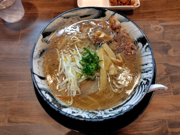 「牛骨しょうゆラーメン880円、牛スジ300円」@とんこつ・牛骨ラーメン龍瞳 シャミネ鳥取店の写真