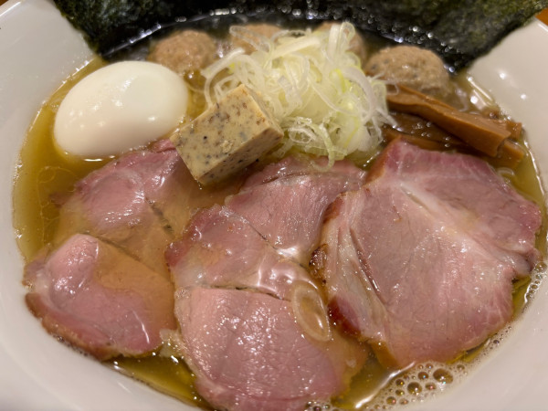 「全部乗せ塩らーめん＋実山椒つくね＋きのこバター（1880円）」@しののめヌードルの写真