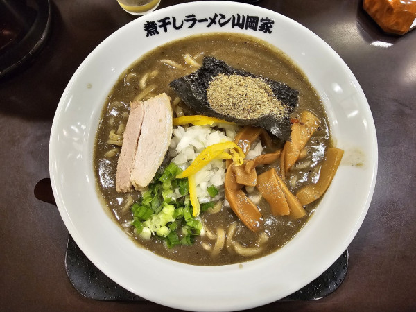 「【限定】鬼煮干しラーメン　950円」@煮干しラーメン山岡家 弘前店の写真