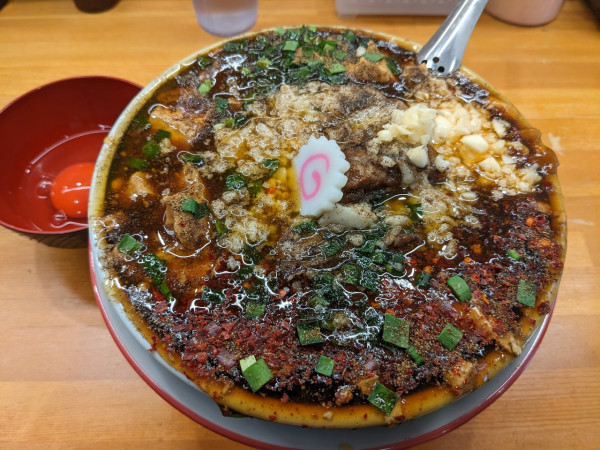 「【限定】旨辛痺麺+まっ赤卵」@らーめん 護什番の写真