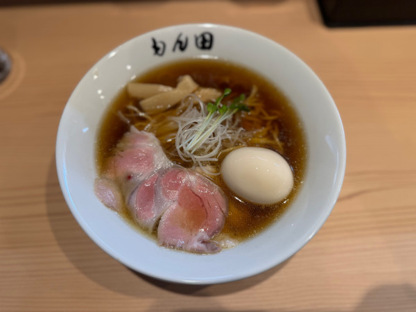 「らーめん[黒]1000円＋味玉200円」@自家製麺もん田の写真