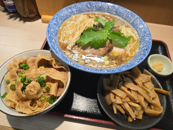 「和みらーめん醤油大・メンマ・チャンコ御飯」@らー麺土俵 鶴嶺峰の写真