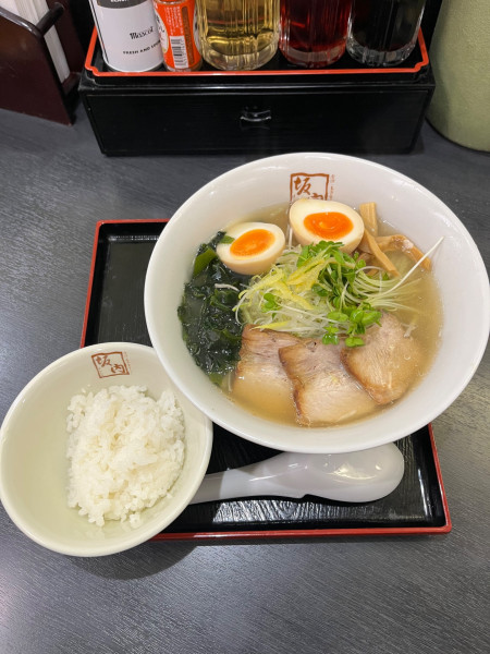 「貝節塩ラーメン＋味付玉子」@喜多方ラーメン 坂内 京橋店の写真
