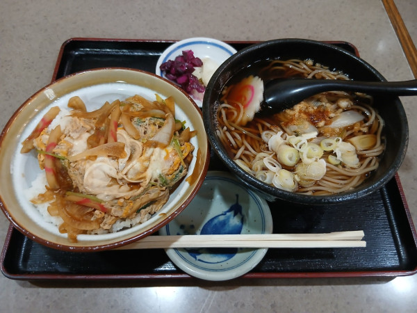 「たぬき蕎麦と玉子丼セット 1000円」@蕎麦処 とさきやの写真