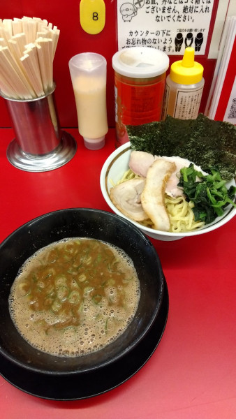 「つけ麺(魚介)+トロ+バラ」@家系ラーメン王道家直伝 との丸家 松飛台店の写真