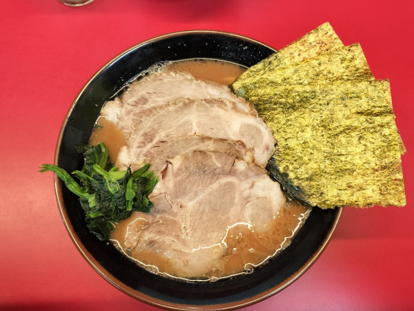 「チャーシュー麺中+ライス（おかわり無限）」@横浜ラーメン 山本家の写真