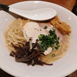 （限定）白の豚骨〜博多豚骨レガシー 950円 他