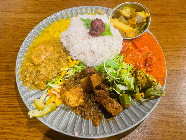 「全種盛りカレー」@東京間借りカレー シモカワスパイス 新宿店の写真