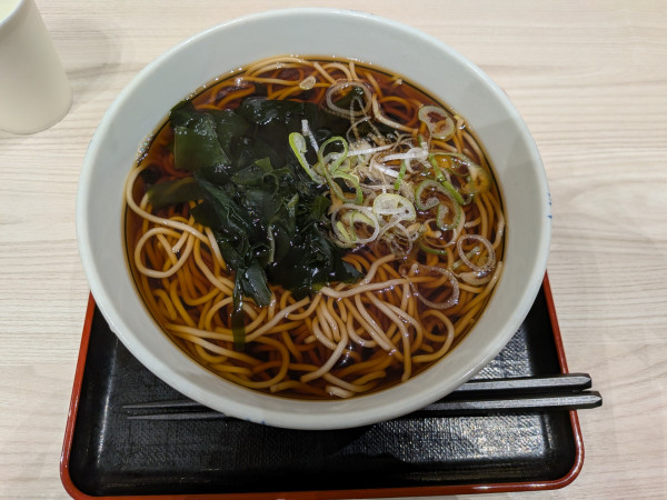 「かけそば400円＋大盛160円」@名代 箱根そば  イトーヨーカドー立場店の写真