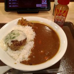 チーズインハンバーグカレー大盛(1030円)