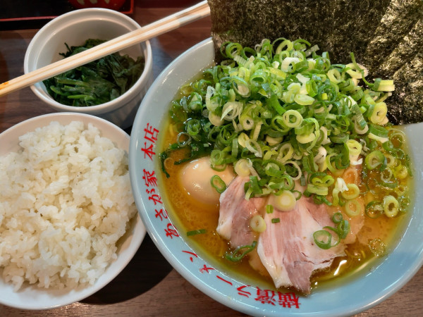 「特製ラーメン+ほうれん草」@横濱ラーメン あさが家 本店の写真